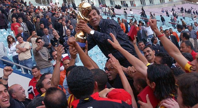 Khaled Ben Yahia célébrant l'un de ses sacres avec l'Espérance Sportive de Tunis. (Photo Getty Images)