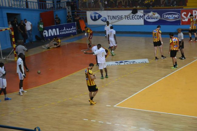 L'Espérance de Tunis face à l'équipe gabonaise du Stade de Mandji en Coupe d'Afrique des Clubs Champions de Handball, le 9 octobre 2014. (Photo Horria FM)