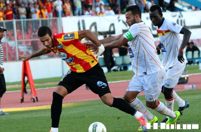 Haythem Jouini marqué de près par deux joueurs de l'ES Métlaoui, le 19 octobre 2014 à El Menzah. (Photo CHALA)