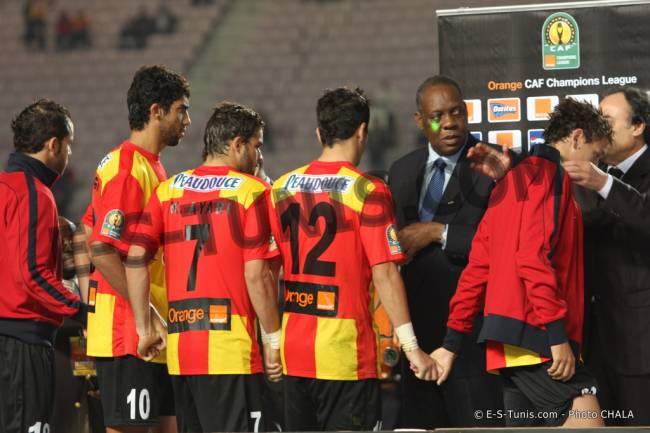 Direct Matin : "Les joueurs de l’Espérance refusent même de serrer la main et de saluer Issa Hayatou lors du protocole cérémonial d’après-match. Du jamais-vu." (Photo CHALA)