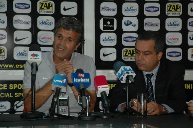Le coach Sang et Or Khaled Ben Yahia en conférence de presse. (Photo est.org.tn)