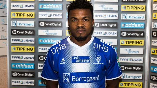 Eduok portant la tunique de Sarpsborg 08 après sa signature au profit du club norvégien. (Photo Sarpsborg 08)