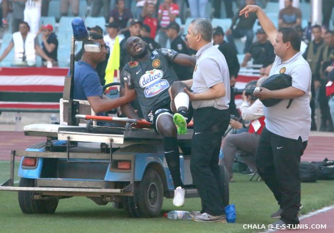 Yannick N'Djeng gravement blessé lors du derby, le 12 mai 2015 au stade de Radès. (Photo CHALA)