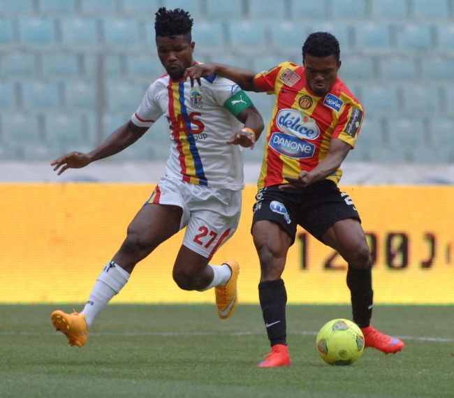 Samuel Emem Eduok et Robin Gnagne lors du match face à Accra Hearts of Oak à Radès, le 17 mai 2015. (Photo CAFOnline.com)