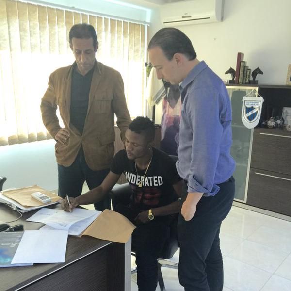 Kingsley Sokari apposant sa signature au contrat qui le liera à l'Espérance pour 3 ans. (Photo Twitter/George Akpayen)