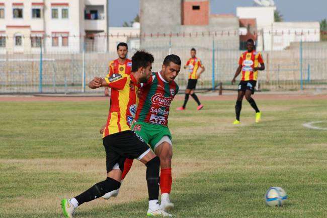Chaâlali en duel avec un joueur stadiste lors de l'opposition à Grombalia. (Photo est.org.tn)