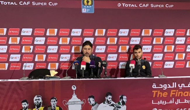 Majdi Traoui et Tayeb Meziani en conférence de presse d'avant-match. (Photo @QFA)