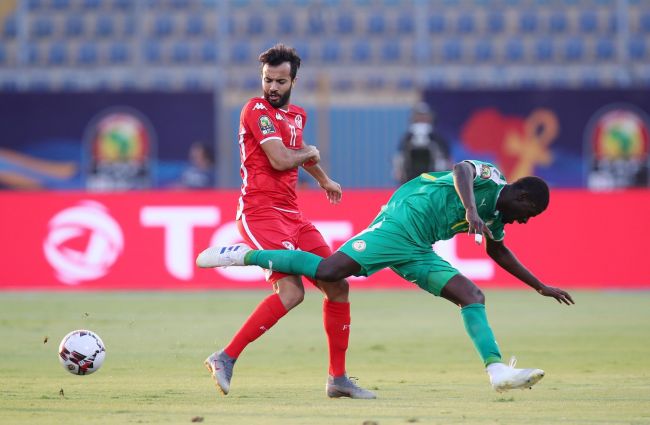 Taha Yassine Khenissi et le sénégalais Badou Ndiaye lors de la demi-finale de la CAN 2019. (Photo CAFOnline.com)