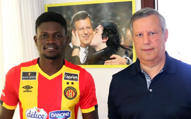 La nouvelle recrue Kwame Bonsu en photo officielle avec le président Hamdi Meddeb. (Photo est.org.tn)