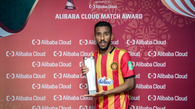 Hamdou Elhouni remporte le prix de l'homme du match face à Al Sadd SC. (Getty Images)