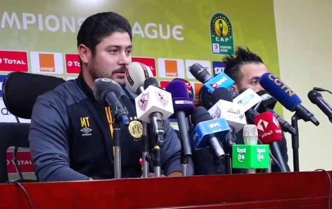 Le coach Majdi Traoui en compagnie de l'attaquant Abderrahmane Meziane en conférence de presse d'avant-match. (Photo est.org.tn)