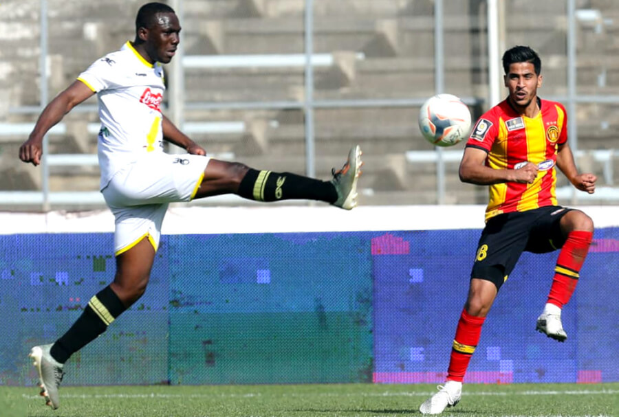 Presnel Arnaud Banga et Abderraouf Benguit lors du match face à l'US Ben Guerdane le 10 mars 2021 à El Menzah. (Photo est.org.tn)