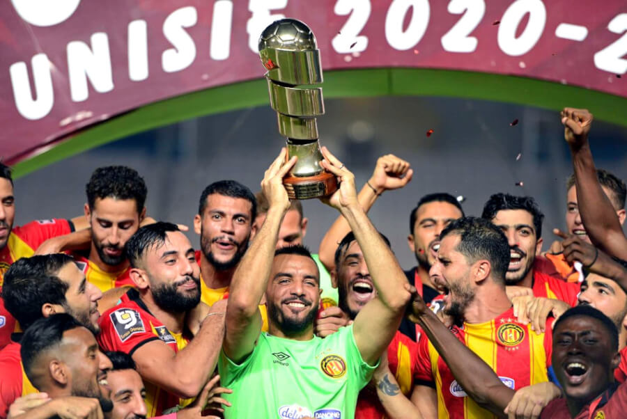 Les Sang et Or soulèvent le trophée de la Supercoupe de Tunisie 2020/2021. (Photo est.org.tn)