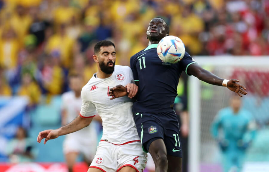 Yassine Meriah et l'Australien Awer Mabil se battent pour la possession du ballon lors du match du groupe D de la Coupe du Monde de la FIFA Qatar 2022 entre la Tunisie et l'Australie au stade Al Janoub le 26 novembre 2022 à Al Wakrah, Qatar. (Phot