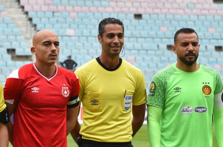 L'arbitre international égyptien Amin Omar en compagnie des deux capitaines Malek Baayou et Moez Ben Chérifia lors du classico Espérance-Etoile (2-0) de la Ligue des champions de la CAF 2022 (Photo Wassim Jedidi | Getty Images)