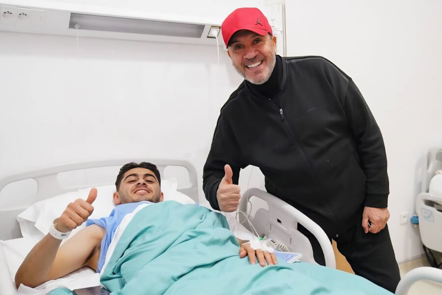 Le coach Nabil Maâloul rend visite aujourd'hui à Mohamed Abu Zrayq Shararah qui a subi une opération chirurgicale réussie pour soigner une pubalgie tenace. (Photo est.org.tn)
