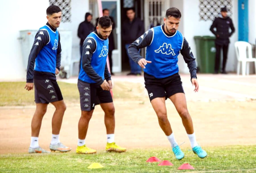 Les Sang et Or à l'entraînement à Djerba afin de préparer leur match de dimanche face à l'US Tataouine. (Photo est.org.tn)