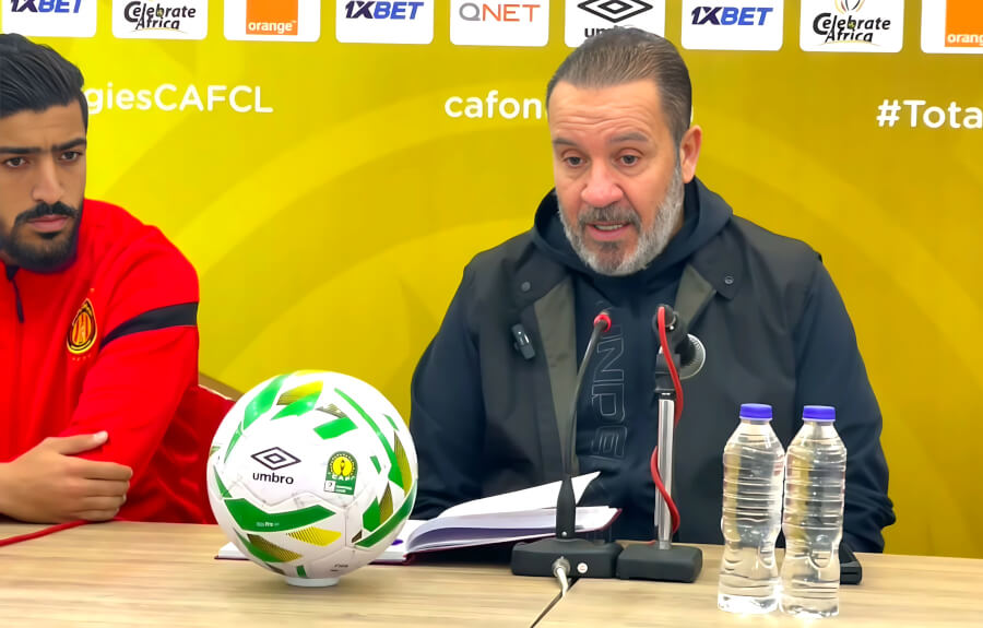 Le coach Nabil Maâloul et le défenseur Mohamed-Amine Ben Hamida en conférence de presse d'avant-match. (Photo est.org.tn)