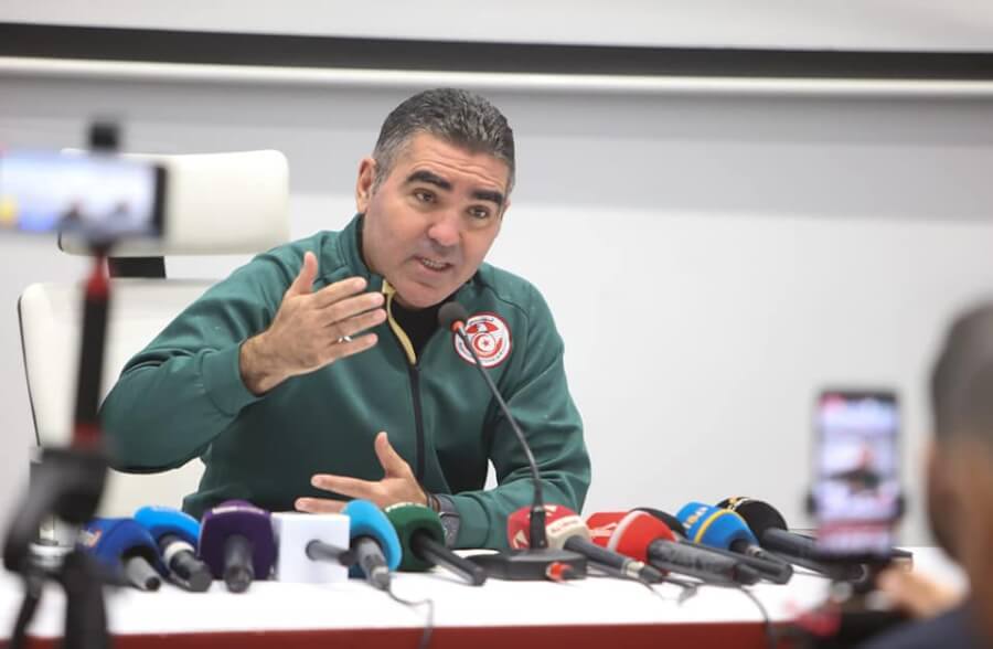 Le sélectionneur national tunisien Jalel Kadri en conférence de presse pour annoncer sa liste  de joueurs convoqués face à la Libye. (Photo FTF)