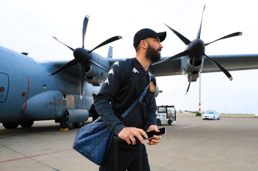 Yassine Meriah et ses coéquipiers se déplacent à Alger à bord d'un avion militaire. (Photo est.org.tn)