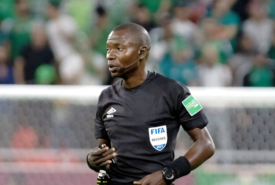 L'arbitre international congolais Jean-Jacques Ndala Ngambo désigné par la CAF pour officier le match retour face à l'ASEC Mimosas. (Getty Images)
