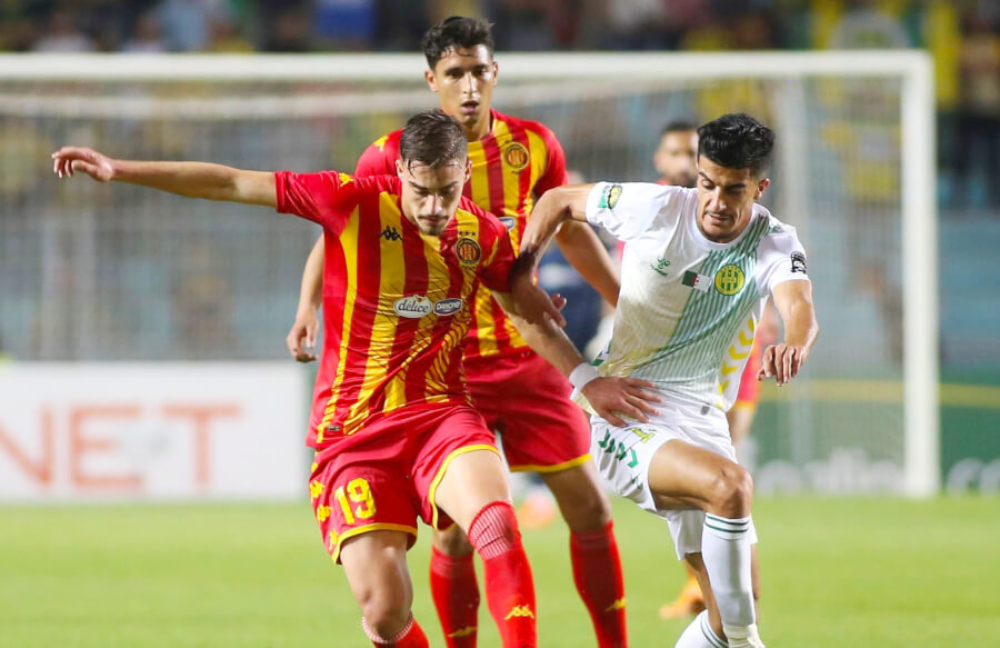 Duel entre Mootez Zaddem et Mustapha Alili lors du match entre l'Espérance et la JS Kabylie en quart de finale retour de la Ligue des champions d'Afrique 2022/2023. (Photo CAFOnline.com)