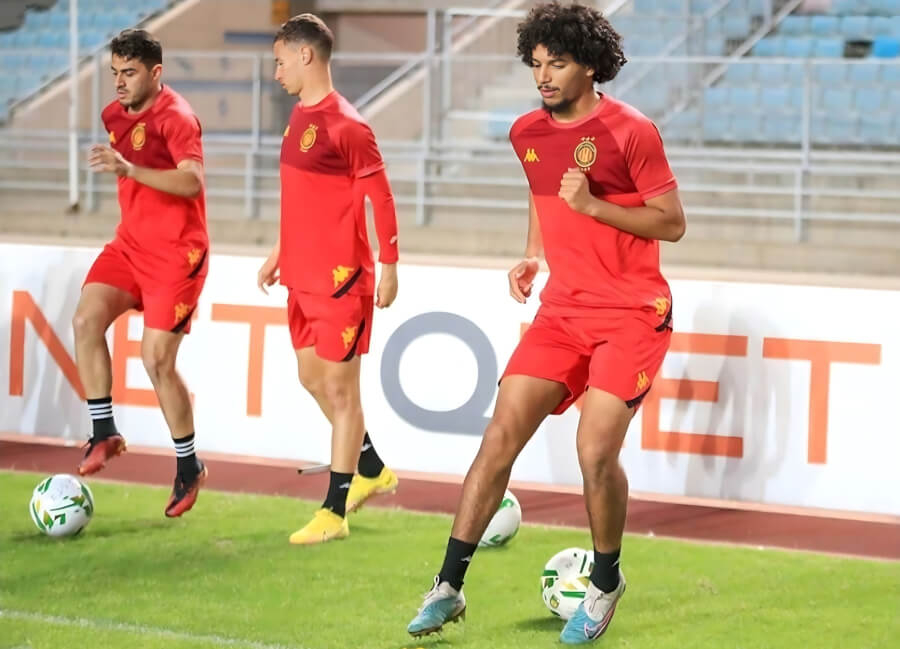Wahabi, Berrima et Shararah en pleine préparation pour affronter Al Ahly en demi-finale de la Ligue des champions. (Photo Taraji+) 