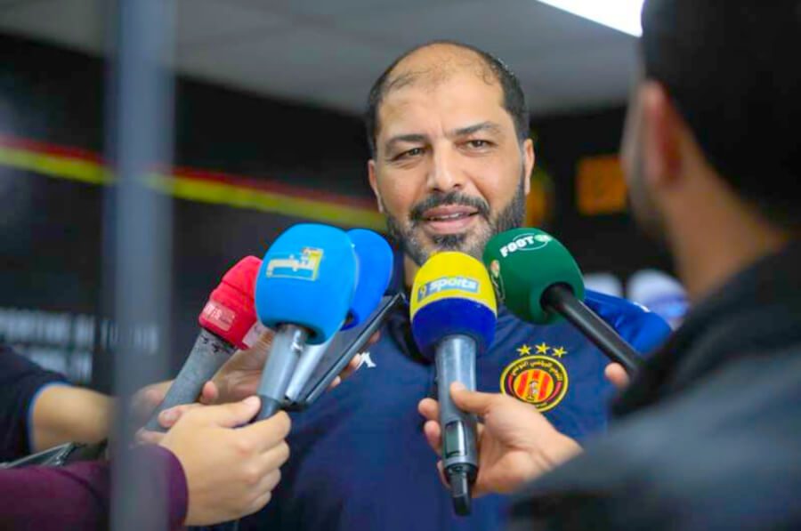Mouine Chaâbani répond aux questions des journalistes au sujet de son retour à l'Espérance de Tunis. (Photo Taraji+)