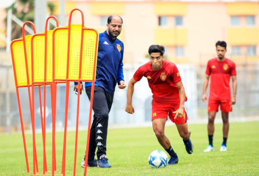 Aziz Falleh et Rached Arfaoui à l'entraînement sous le regard avisé du coach Mouine Chaâbani. (Photo est.org.tn)