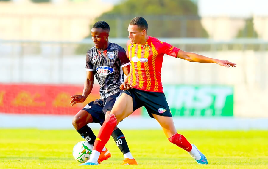 Duel entre Nathaniel Raphael Chilambo et Zakaria El Ayeb lors du match amical ayant opposé l'Espérance de Tunis à Azam FC de Tanzanie (3-0) disputé le 19 juillet 2023 au complexe Hassen Belkhodja. (Photo @AzamFC)