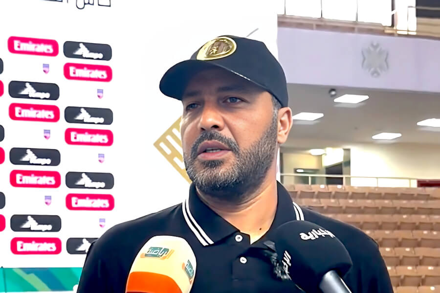 Le coach Mouine Chaâbani en conférence de presse lors de la King Salman Club Cup 2023. (Photo @alkasschannel)