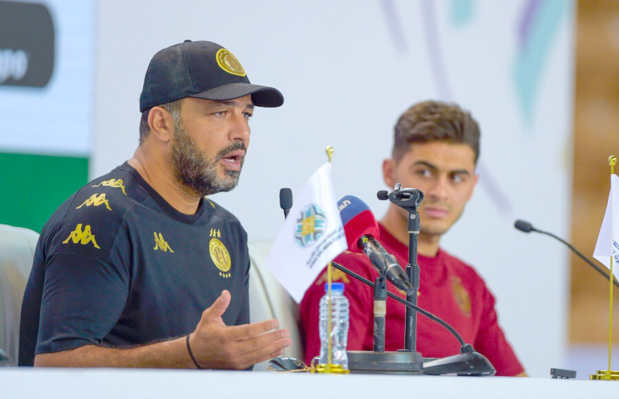 Le coach Mouine Chaâbani et le joueur Shararah en conférence de presse d'avant-match lors de la King Salman Club Cup 2023. (Photo @UAFAAC)