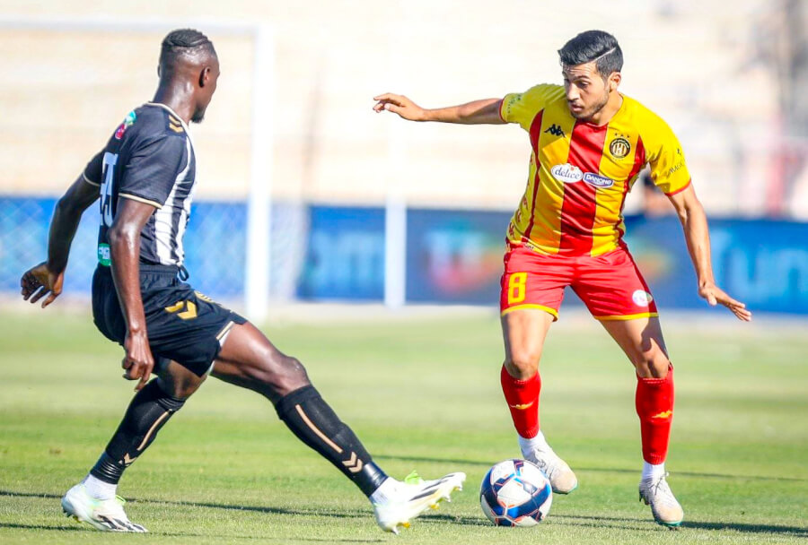 Houssem Tka face à Moussa Kanté lors du match face au CS Sfaxien du 24 septembre 2023 au stade Taïb Mhiri. (Photo est.org.tn)