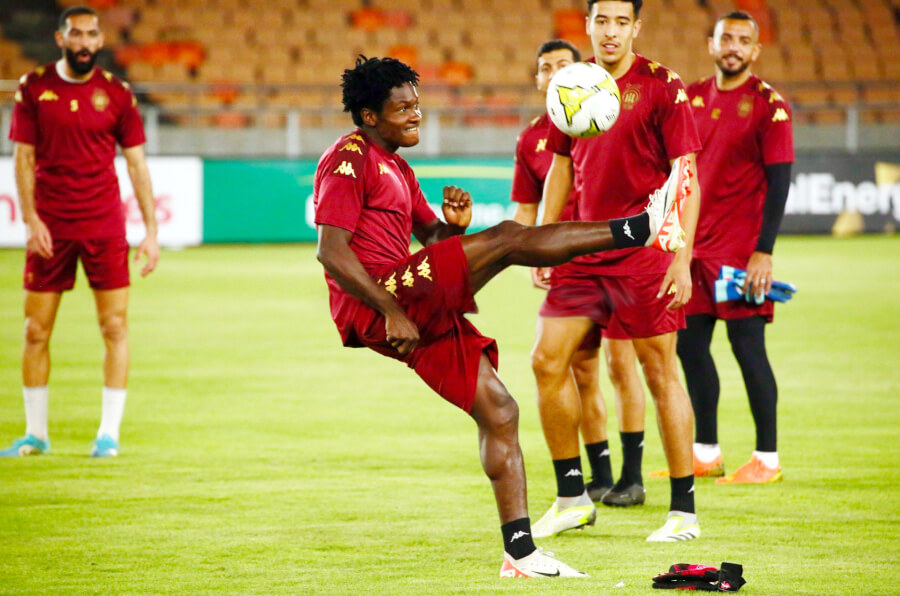 Onuche Ogbelu et ses coéquipiers, au stade Benjamin Mkapa, prêts à affronter Al Hilal du soudan. (Photo est.org.tn)