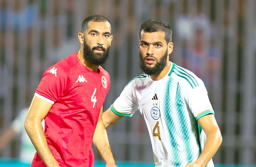 Les deux défenseurs sang et or, Yassine Meriah et Mohamed-Amine Tougaï lors du match amical entre la Tunisie et l'Algérie (1-1), le 20 juin 2023 au stade d'Annaba. (Photo FTF)