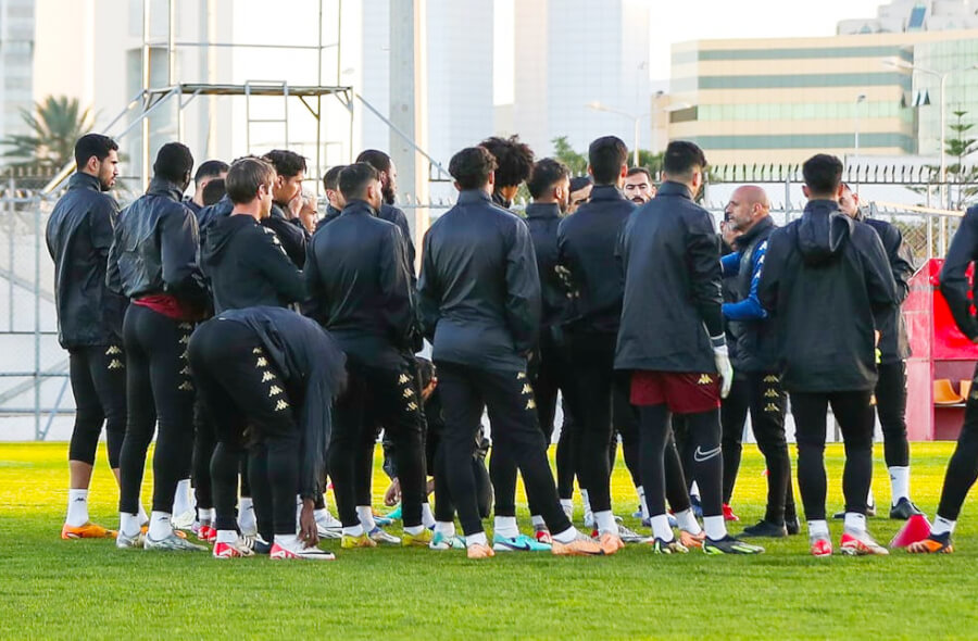 Les joueurs Sang et Or à l'entraînement, rassemblés autour du coach Miguel Cardoso et attentifs aux consignes. (Photo est.org.tn)