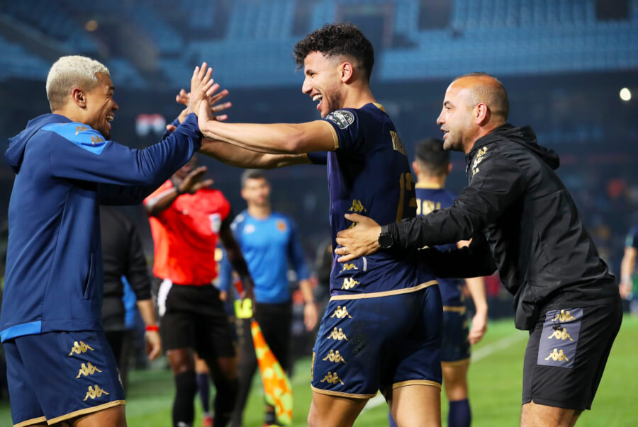 Raed Bouchniba buteur contre Mamelodi Sundowns au Loftus Versfeld Stadium, partage sa joie avec son coéquipier Yan Sasse. (Photo CAFOnline.com)