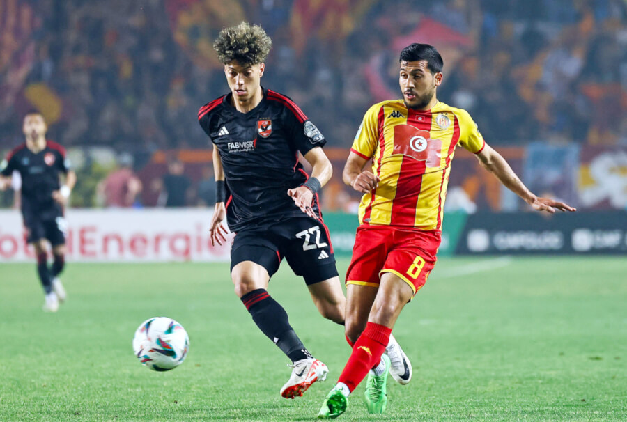Duel between Houssem Tka and Emam Ashour during the CAF Champions League final between Esperance and Al Ahly at the Radès stadium. (Photo CAFOnline.com)