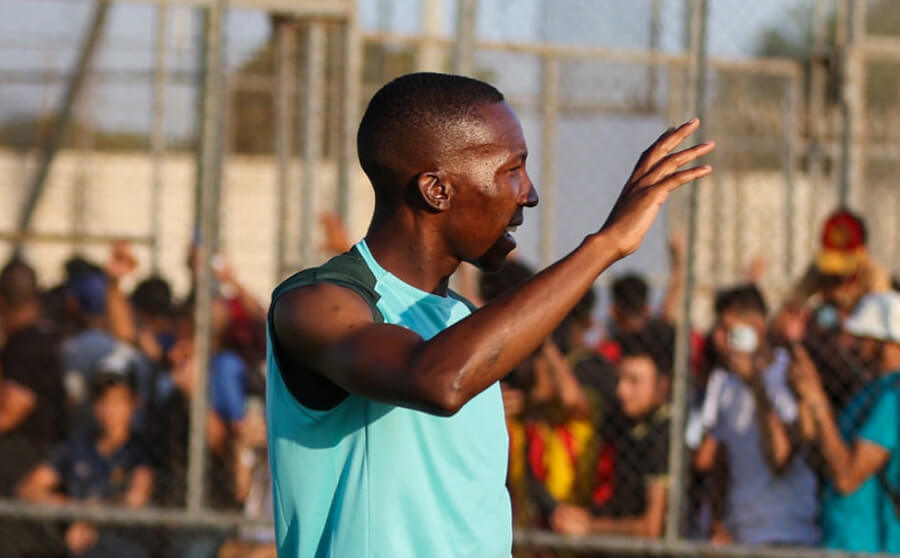 Elias Mokwana, le nouvel attaquant sud-africain de l'Espérance de Tunis acclamé par les supporters au Parc B. (Photo est.org.tn)