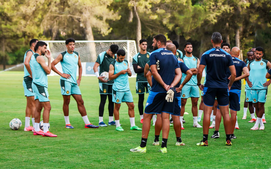 Les joueurs Sang et Or à l'entraînement lors du stage de préparation à Tabarka. (Photo est.org.tn)