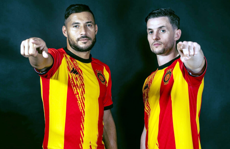 Youcef Belaïli et Ayman Ben Mohamed présentant le nouveau maillot de l'Espérance de la saison 2024/2025. (Photo est.org.tn)