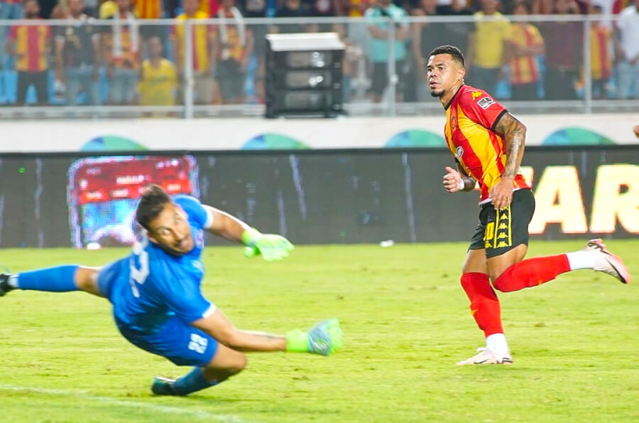 Yan Sasse scoring Espérance's 3rd goal against US Tataouine, August 31, 2024 at the Radès stadium. (©Zied Jaziri Photographe)