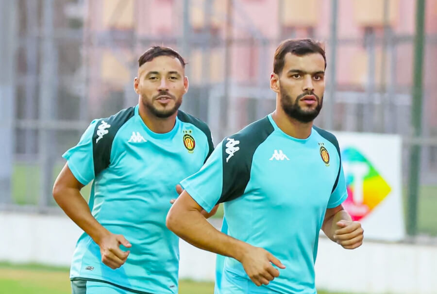 Les deux internationaux algériens Youcef Belaïli et Mohamed-Amine Tougaï préparant activement la Ligue des champions d'Afrique avec l'Espérance. (Photo est.org.tn)