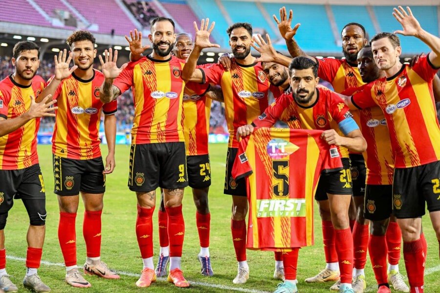 Les joueurs de l'Espérance, lors du match face à la JS Omrane, solidaires avec leur coéquipier Yassine Meriah, blessé. (Photo est.org.tn)