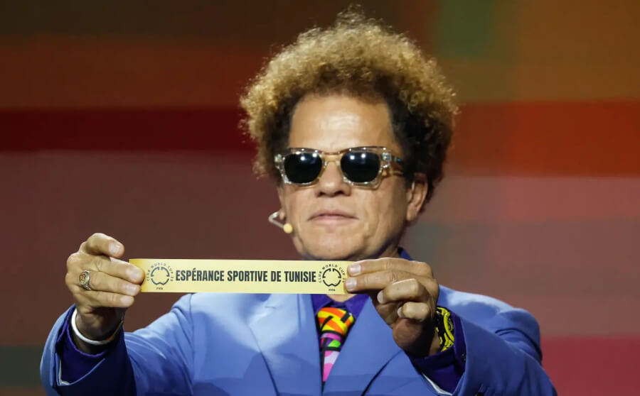 Le peintre brésilien Romero Britto avec l'étiquette de l'Espérance Sportive de Tunis lors du tirage au sort du Mondial des Clubs USA 2025 (Photo Fifa.com)