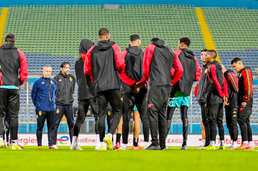 Le groupe sang et or à l'entraînement au Caire, au stade 30 Juin, la veille d'affronter Pyramids FC en Ligue des champions de la CAF. (Photo est.org.tn)