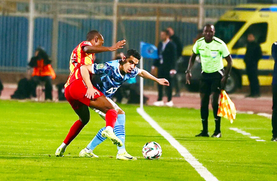 Duel entre Elias Mokwana et Mohamed Hamdy lors de la rencontre de Ligue des champions face à Pyramids FC au stade du 30 Juin au Caire. (Photo @PyramidsFC)