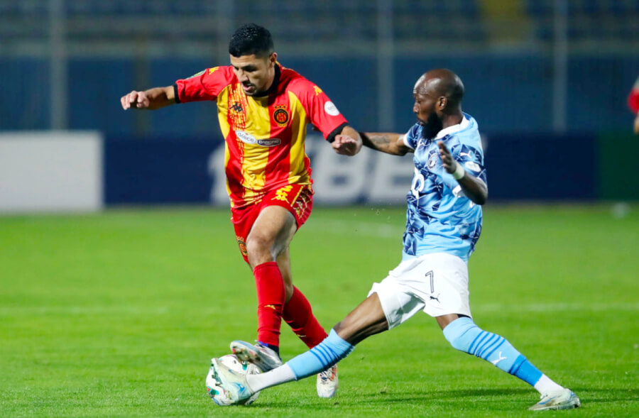 Duel between Mohamed Ben Ali (EST) and Ibrahim Blati Touré (PFC) during the Champions League match against Pyramids FC at the 30 June Stadium in Cairo. (Photo @CAFOnline.com)