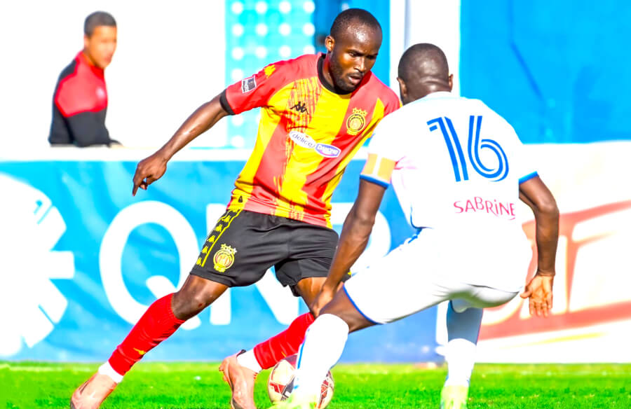 Le Sang et Or Abdramane Konaté face au nigérian Moses Orkuma lors du match face à l'US Monastir au stade Ben Jannet le 26 janvier 2025. (Photo est.org.tn) 