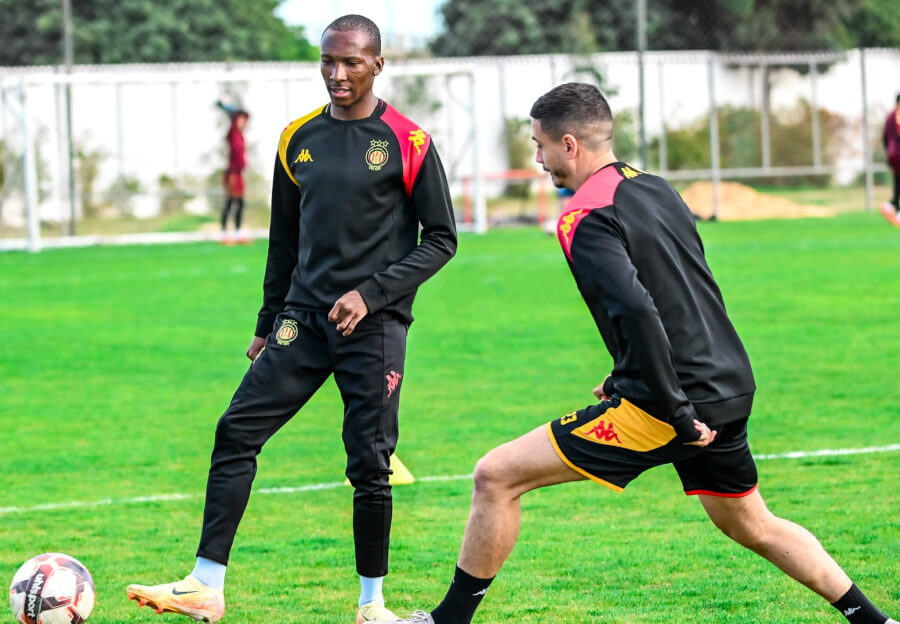 Elias Mokwana et Larry Azouni lors de l’ultime entrainement avant d'affronter l'US Tataouine en Ligue 1, demain. (Photo est.org.tn)